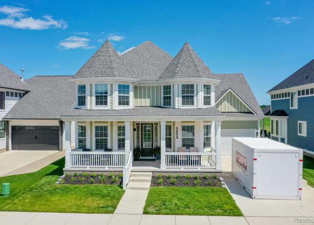 Property at 54624 Ann Dr, Macomb, MI 48042, 5 beds, 3.5 baths