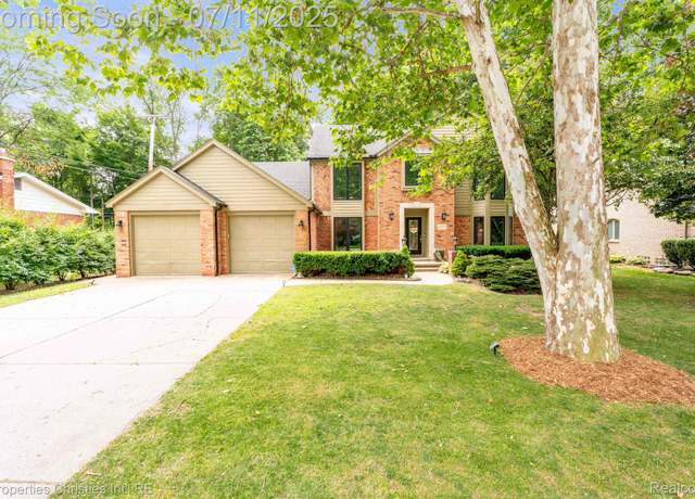 Property at 16070 Timberview Dr, Clinton Township, MI 48036, 4 beds, 3.5 baths