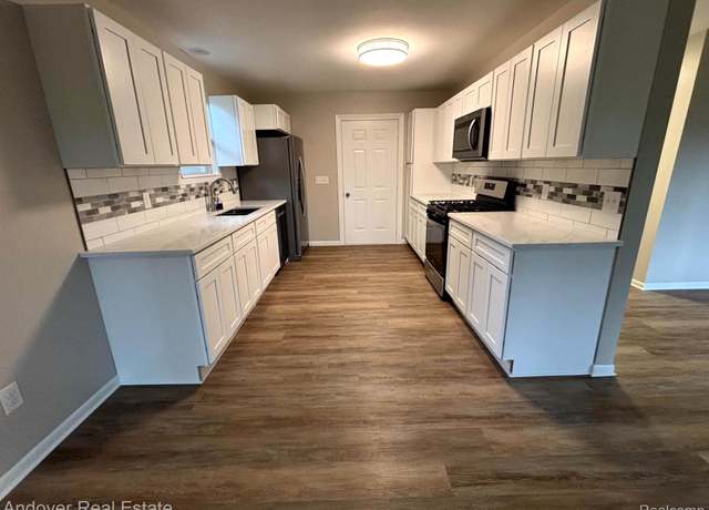 Property at 2540 Lister Dr, Pinckney Village, MI 48169, 2 beds, 2 baths