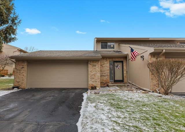 Property at 7928 Meadow Dr, Waterford Twp, MI 48329, 2 beds, 2.5 baths