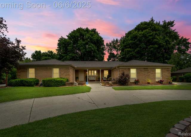 Property at 35220 Northmont Dr, Farmington Hills, MI 48331, 3 beds, 2.5 baths