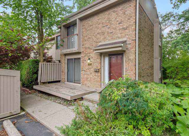 Property at 1481 Oakbrook E, Rochester, MI 48307, 2 beds, 1.5 baths