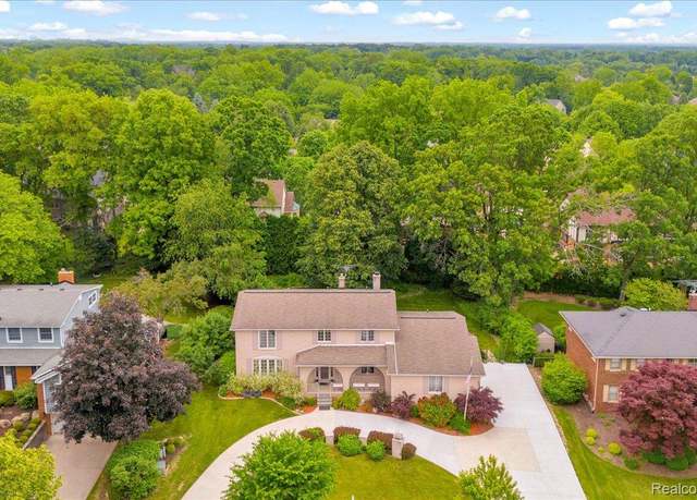 Property at 2374 Ridge Dr, Troy, MI 48098, 4 beds, 2.5 baths