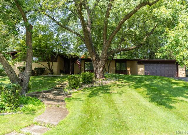 Property at 31017 Carriage Hill Rd, Farmington Hills, MI 48331, 4 beds, 3.5 baths