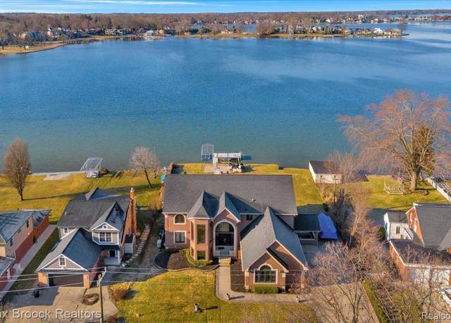 Property at 985 James K Blvd, Pontiac, MI 48341, 4 beds, 5 baths
