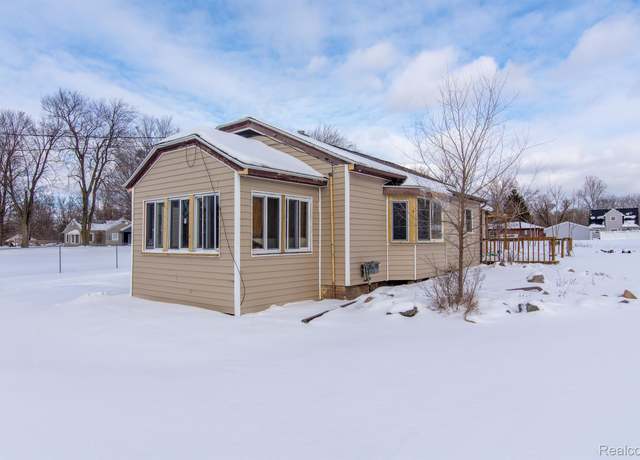Property at 4207 Aurelius Rd Rd, Lansing, MI 48910, 2 beds, 1 bath