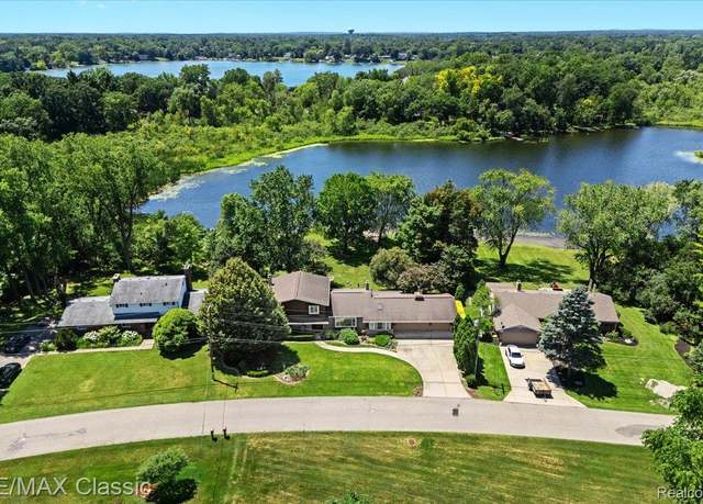 Property at 2838 Bay Dr, West Bloomfield, MI 48324, 4 beds, 2 baths