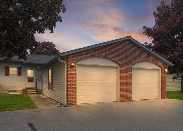 Property at 3272 Cambridge St SE, Grand Rapids, MI 49512, 2 beds, 2 baths