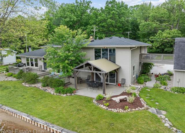 Property at 5370 Edgelake Dr, Hamburg Township, MI 48169, 4 beds, 3 baths