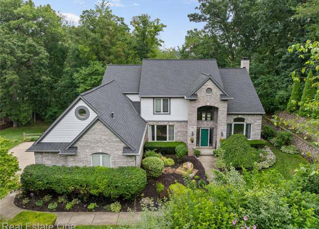 Property at 5471 Parkside Dr, Brighton, MI 48114, 4 beds, 3.5 baths