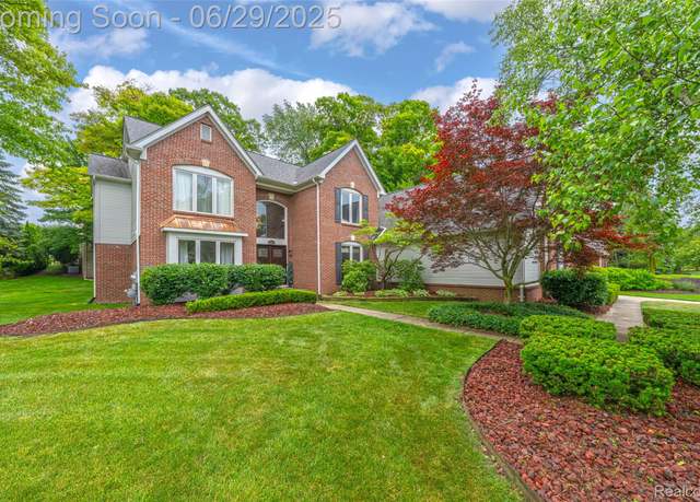Property at 4240 Blue Heron Dr, Auburn Hills, MI 48326, 4 beds, 3.5 baths