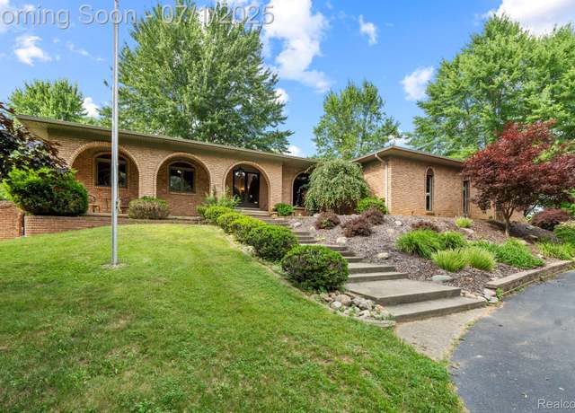 Property at 945 E Gunn Rd, Rochester, MI 48306, 3 beds, 2.5 baths