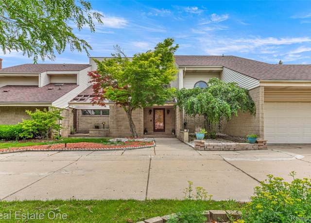 Property at 18191 Country Club Cir, Riverview, MI 48193, 7 beds, 6 baths