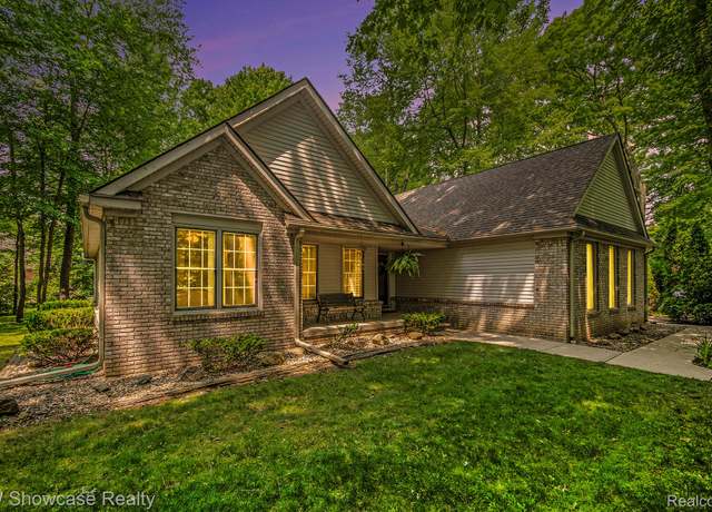 Property at 3675 S Commerce Rd, Commerce Twp, MI 48390, 3 beds, 2 baths