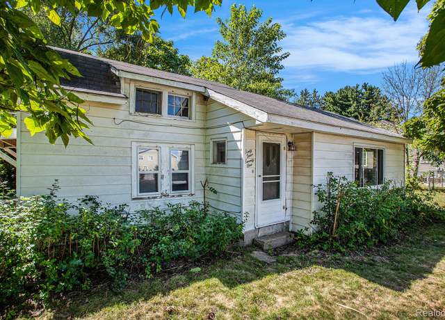 Property at 6421 Elizabeth Lake Rd, Waterford Charter Township, MI 48327, 2 beds, 1 bath