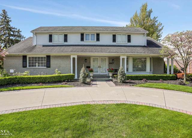 Property at 989 Woods Ln, Grosse Pointe Woods, MI 48236, 5 beds, 2.5 baths