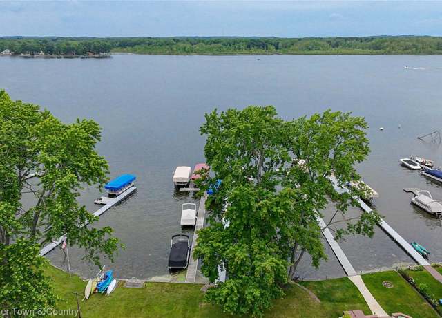 Property at 11729 Algonquin Dr, Pinckney, MI 48169, 2 beds, 1 bath