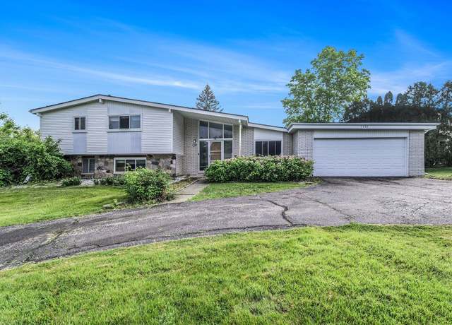 Property at 5590 Pembury Ln, West Bloomfield, MI 48322, 4 beds, 3 baths