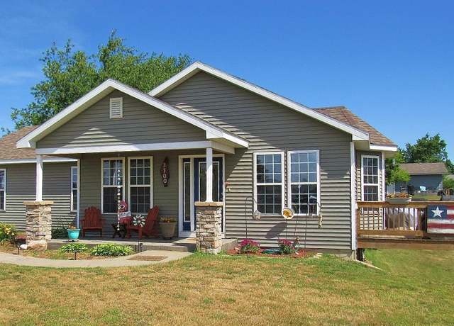 Property at 3700 Fieldcrest Ln, Traverse City, MI 49685, 4 beds, 2.5 baths