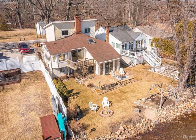 Property at 2830 N Duck Lake Rd, Highland, MI 48356, 4 beds, 1 bath