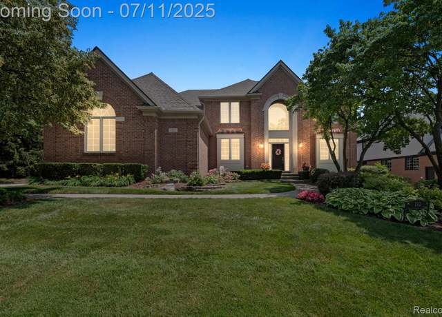 Property at 282 Wyngate Dr, Rochester, MI 48307, 4 beds, 4.5 baths