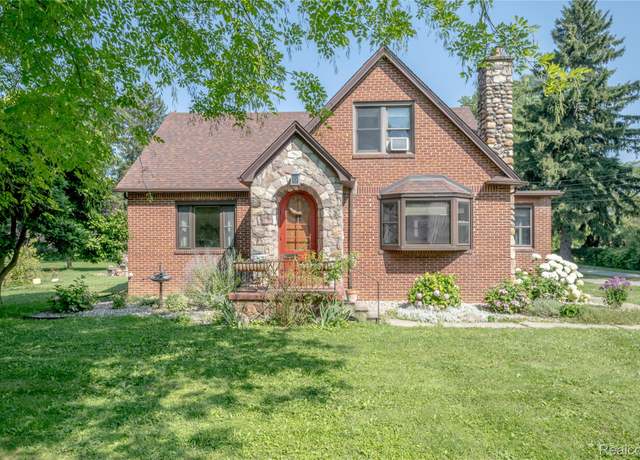 Property at 5384 Silverton Dr, Grand Blanc, MI 48439, 4 beds, 1.5 baths