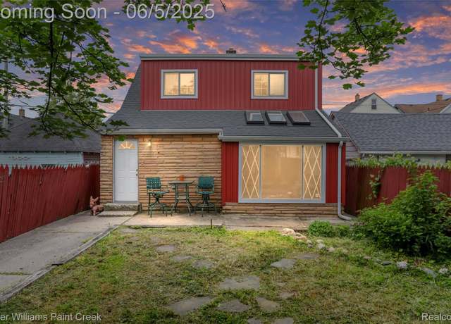 Property at 2620 Zinow St, Hamtramck, MI 48212, 2 beds, 1.5 baths