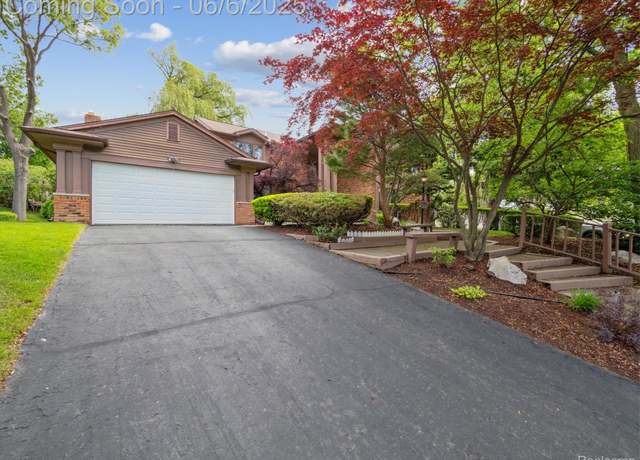 Property at 4677 Rolling Ridge Rd, West Bloomfield, MI 48323, 6 beds, 3.5 baths