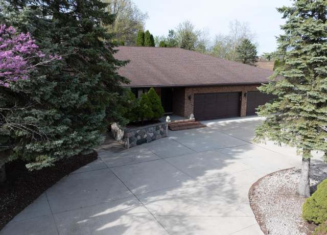 Property at 15600 Homeister Dr, Riverview, MI 48193, 3 beds, 4.5 baths