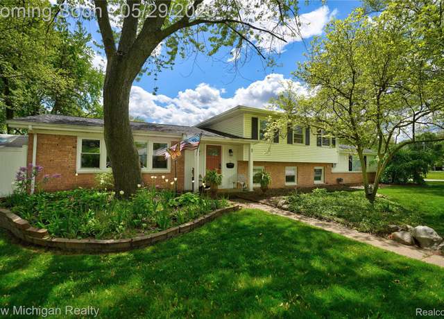 Property at 1 Sunburst Ct, Frankenmuth, MI 48734, 3 beds, 2.5 baths