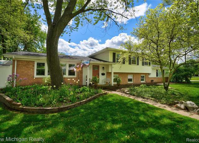 Property at 1 Sunburst Ct, Frankenmuth, MI 48734, 3 beds, 2.5 baths