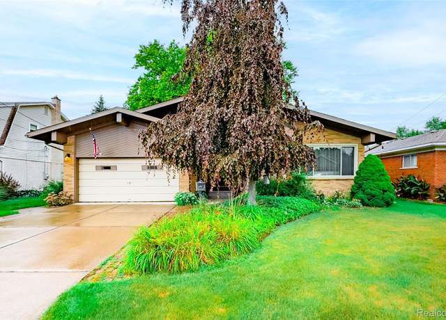 Property at 472 Riverside Dr, Wyandotte, MI 48192, 3 beds, 1.5 baths