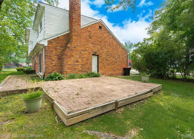 Property at 19040 Green Spruce Ln, Southfield, MI 48076, 4 beds, 2.5 baths