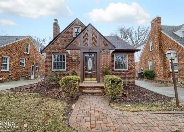 Property at 1333 Roslyn Rd, Grosse Pointe Woods, MI 48236, 3 beds, 2 baths