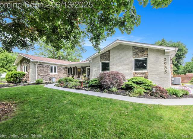 Property at 3933 Van Amberg Rd, Brighton, MI 48114, 3 beds, 2.5 baths