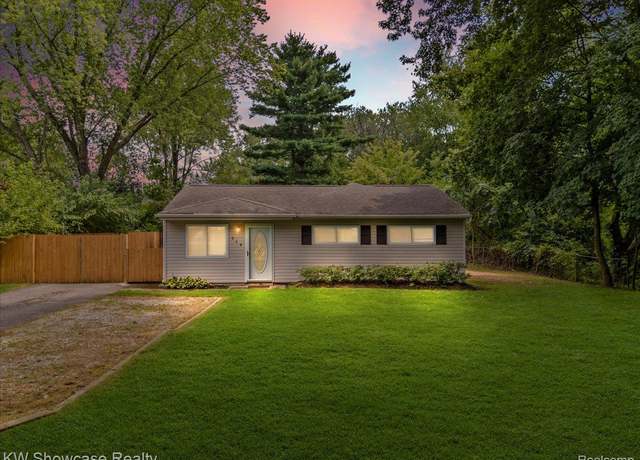 Property at 964 Daffodil Dr, Waterford Charter Township, MI 48327, 3 beds, 2 baths