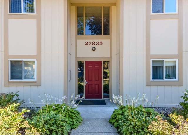 Property at 27835 Berrywood Ln, Farmington, MI 48334, 2 beds, 2 baths