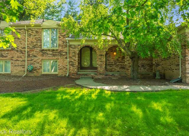 Property at 26086 Hidden Valley Dr, Farmington Hills, MI 48331, 4 beds, 3.5 baths