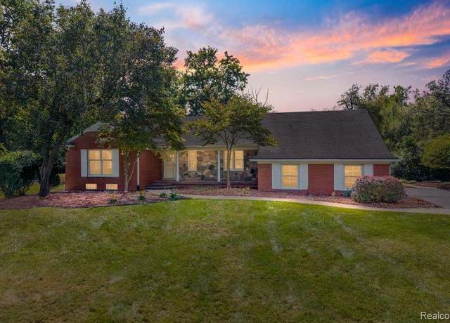 Property at 31069 Munger Dr, Livonia, MI 48154, 4 beds, 2.5 baths