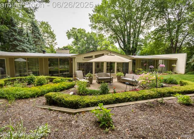 Property at 3788 Crestlake Dr, Bloomfield Hills, MI 48304, 3 beds, 3 baths