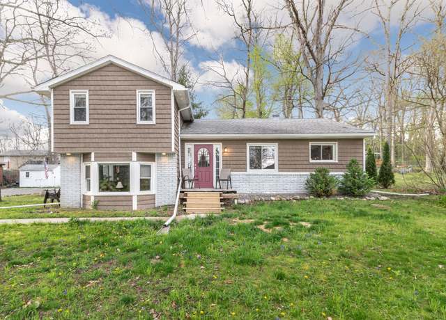 Property at 881 Lakeview Blvd, Highland, MI 48356, 3 beds, 2 baths