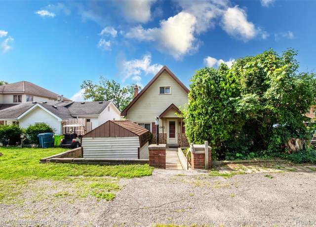 Property at 6903 Dandison Blvd, West Bloomfield, MI 48324, 2 beds, 2 baths