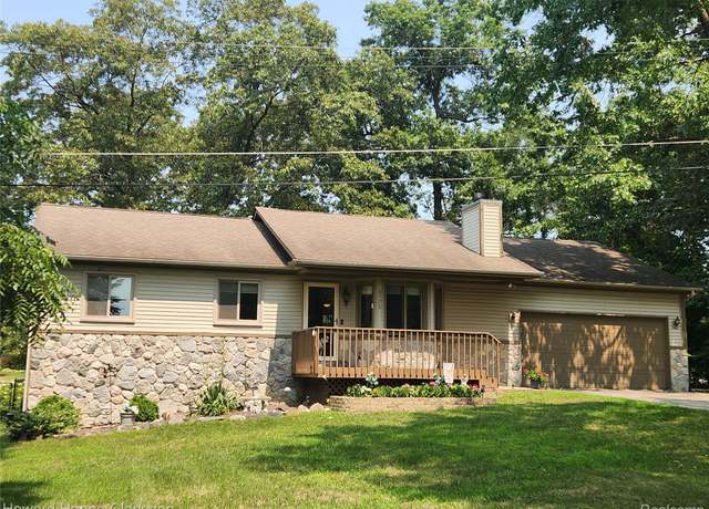 Property at 9770 Cedar Island Rd, White Lake Charter Township, MI 48386, 3 beds, 1.5 baths