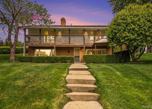 Property at 1365 Blue Water Dr, Fenton, MI 48430, 4 beds, 2.5 baths