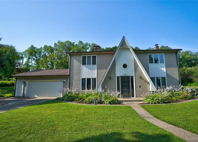 Property at 1801 Cobblestone Ln, Oxford, MI 48371, 3 beds, 2.5 baths
