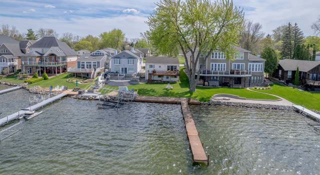 Photo of 2414 Cranewood Dr, Fenton, MI 48430