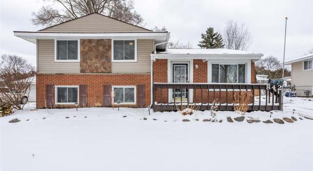 Photo of 842 Bird Song Dr, Milford, MI 48381