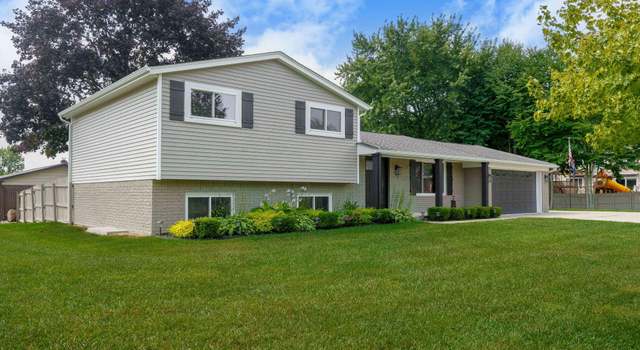 Photo of 9545 Crown Ridge Dr, White Lake, MI 48386