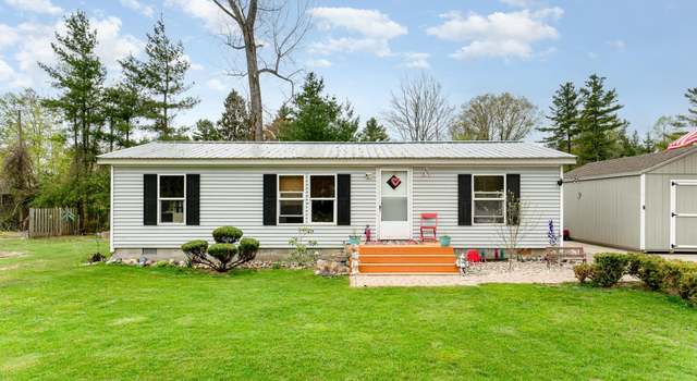 Photo of 1035 3rd St, Tawas City, MI 48763