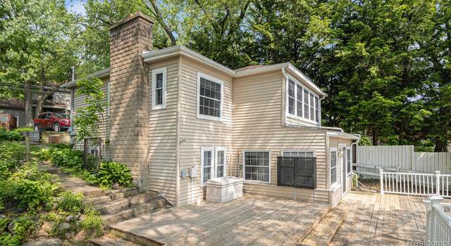 Photo of 6288 Buckshore Dr, Whitmore Lake, MI 48189